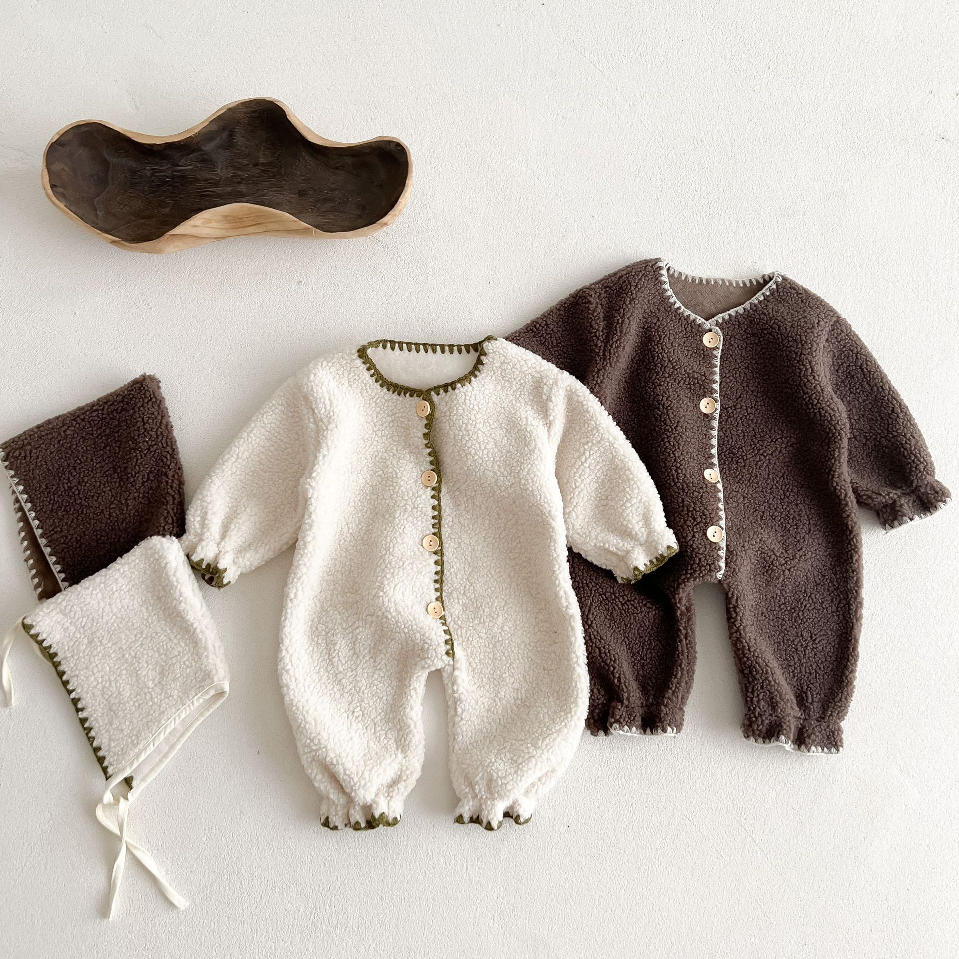 Baby Jumpsuit Autumn and Winter 2025 New Velvet Male and Female Baby Shell Line One-Piece Harem Fashionable Long Crawling Suit