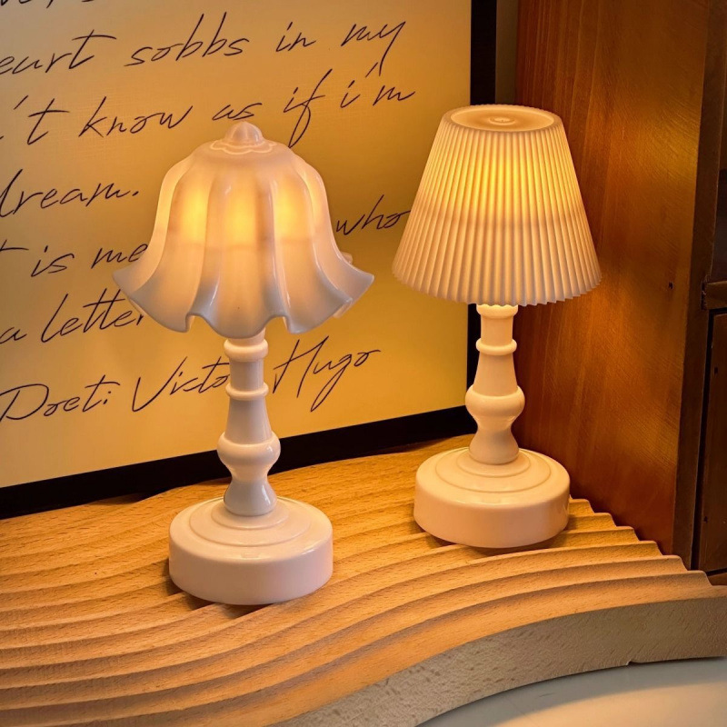 Creative retro small desk lamp unplugged French light luxury bedside sleep lamp student dormitory desktop small table lamp