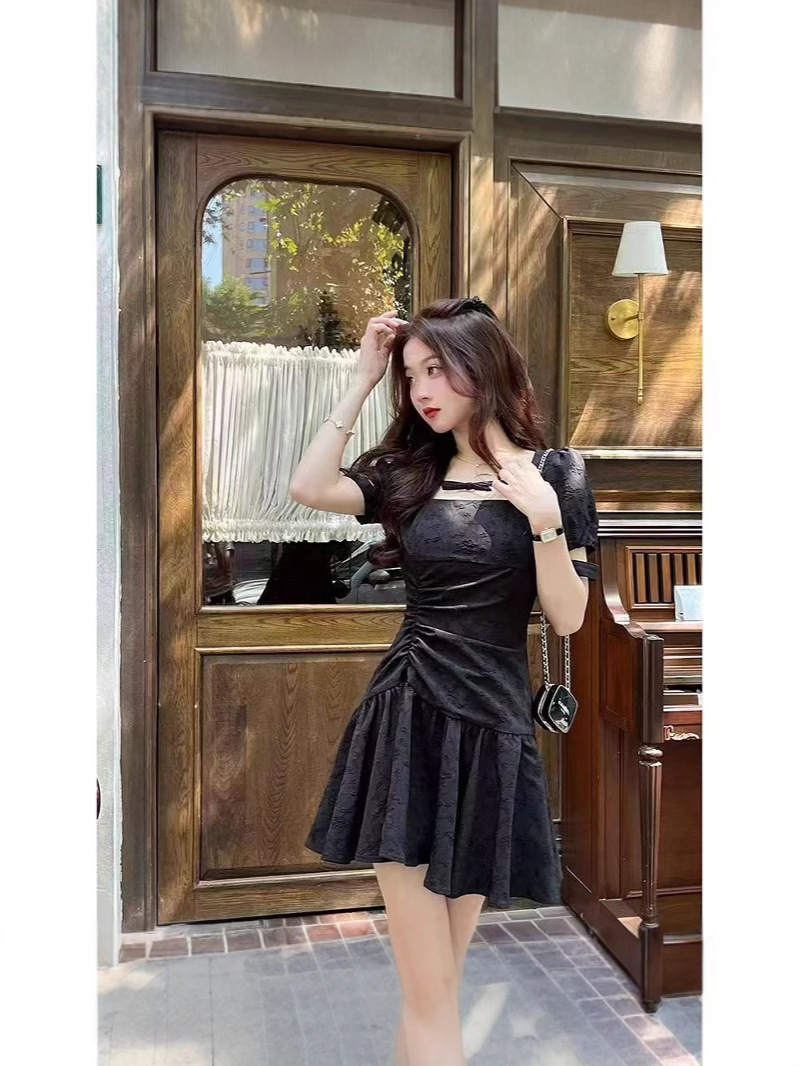French Sweet and Romantic Petite Black Dress with Pleated Waist, Slimming High-End Design, Short-Sleeved Midi Skirt, Trendy