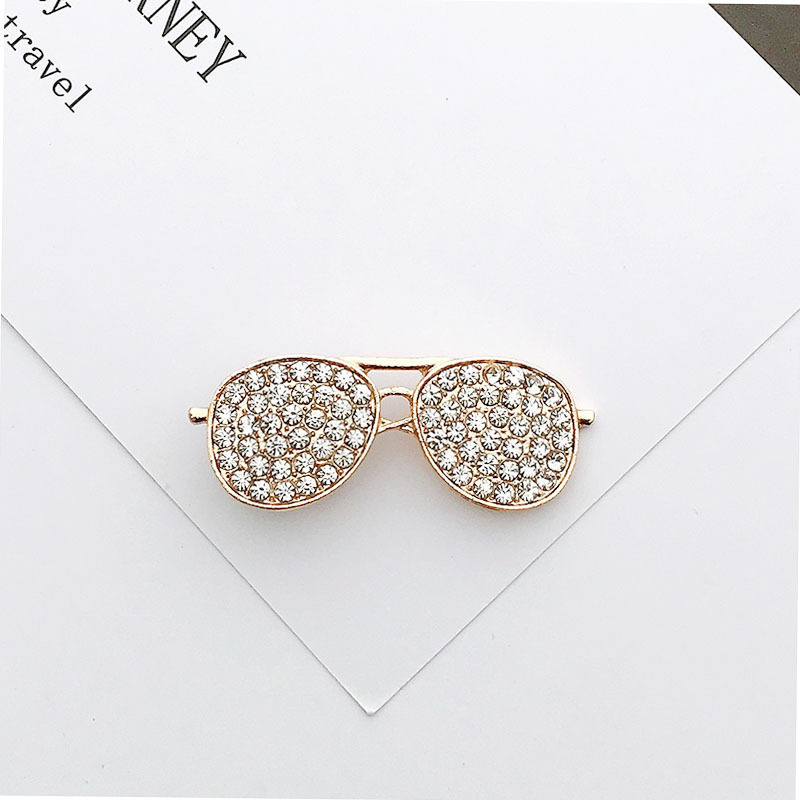 Picture of 2022 Yi Lian New Cave Shoes Accessories Bear Rhinestone Shoe Buckle Accessories Pearl Hanging Chain Slippers I-Buckle