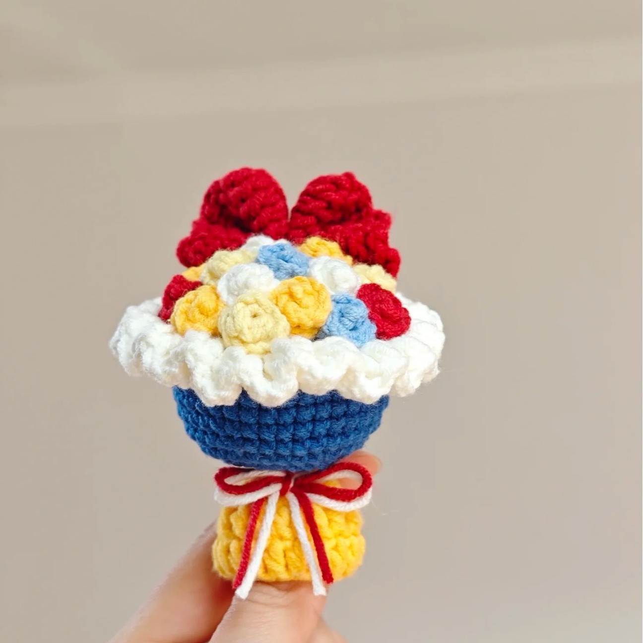 Mini Snow White Bouquet, Hand-Held Flower Pendant, Small Gift, DIY Wool Crochet Material Package, Car Key Pendant