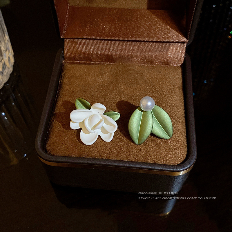 New S925 Silver Needle Vintage Gardenia Pearl Earrings Women's Niche Design Ear Studs Asymmetric Elegant Earrings