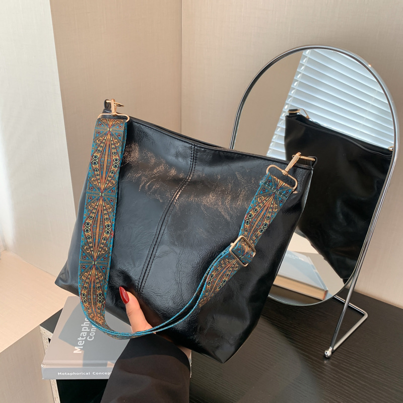 Large Capacity Bag Women's 2024 Spring and Summer New Retro Broadband Shoulder Crossbody Bag Fashionable Texturized Commuter Bucket Bag