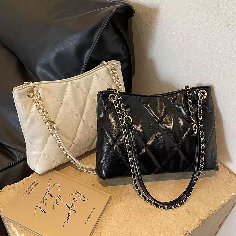 2024 New Women's Bag Niche Design French Chain Shoulder Crossbody Bag Student Versatile Outing and Playing with Good Looks