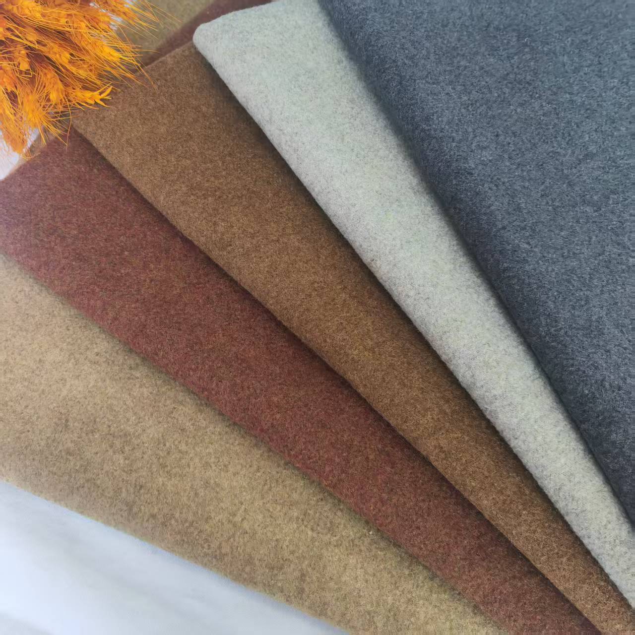 Shaoxing Manufacturers Have Ready-Made Autumn and Winter Plain Wool Outwears, Fashion Shoes, Hats, Bags, Quality Woolen Fabrics