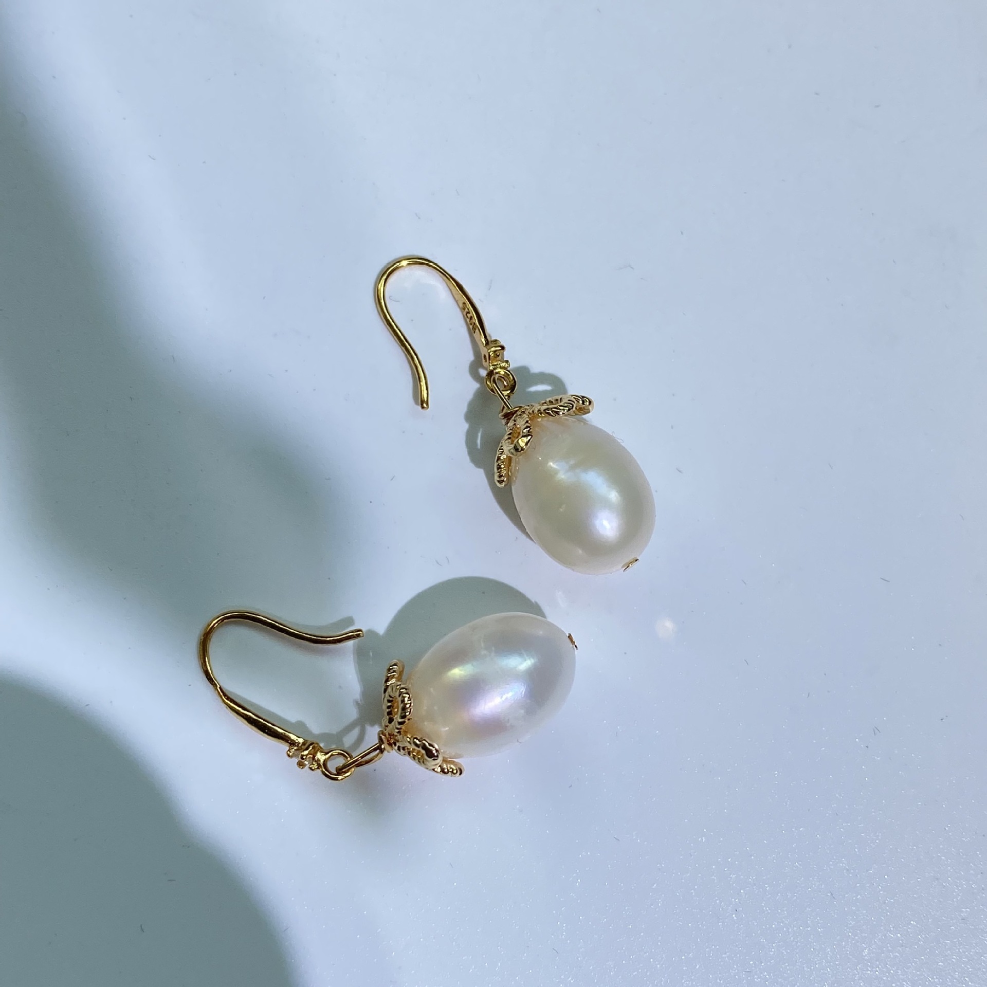 Picture of S925 Sterling Silver Natural Freshwater Pearl Ear Hook French Retro Style Earrings Simple Atmospheric All-match Princess Style Earrings