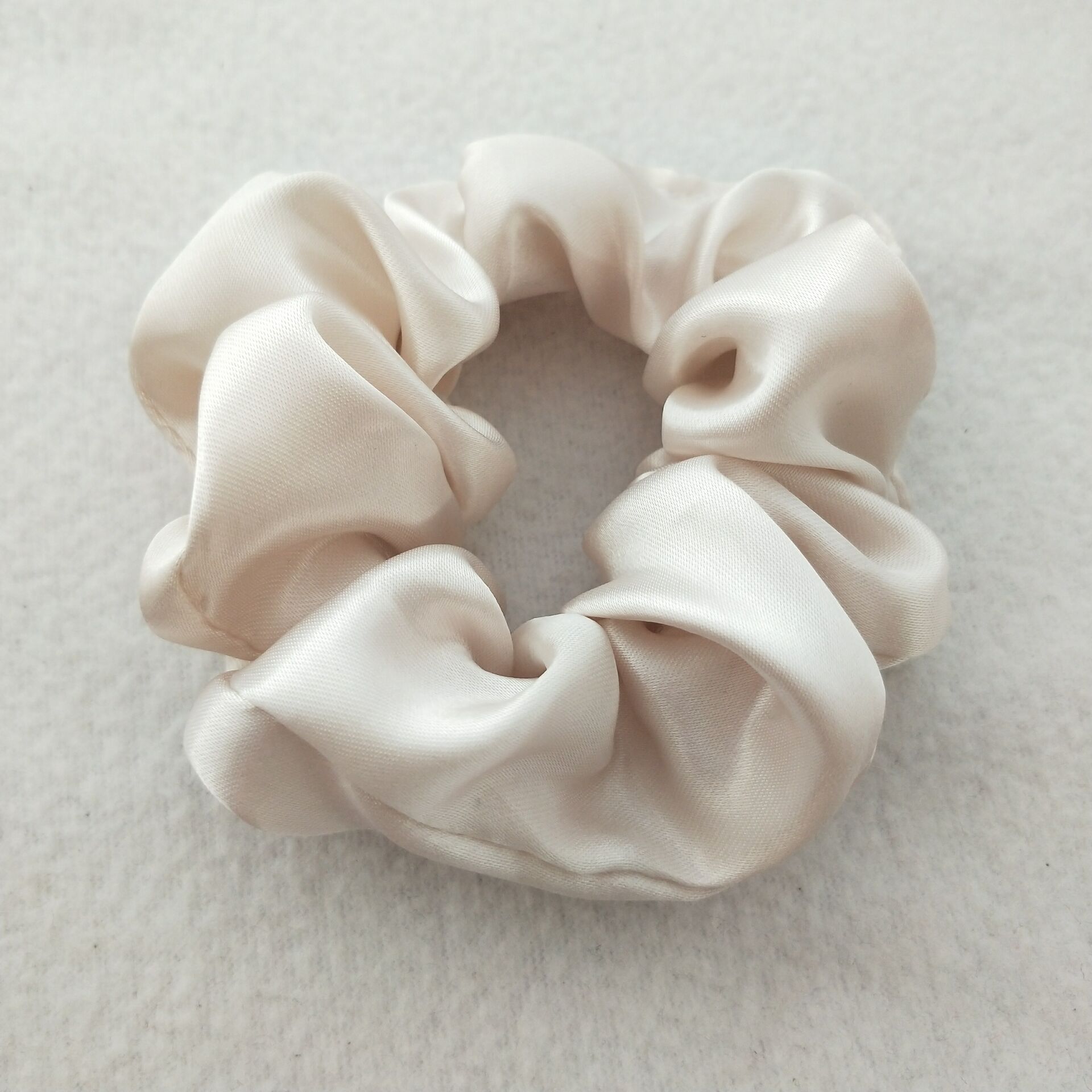 Picture of Cross-Border Amazon Satin Fabric Satin Scrunchie for Women, High-End Bun Hair Tie