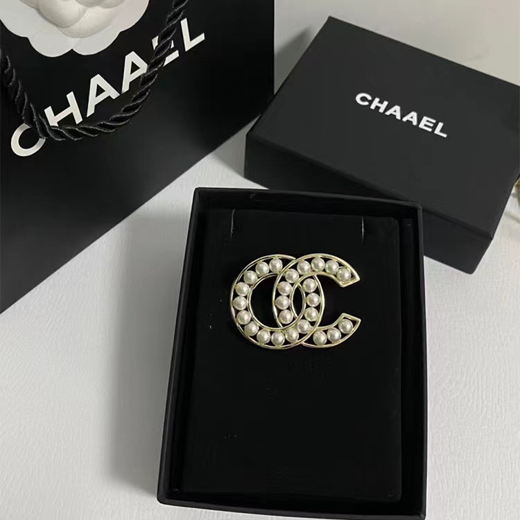 Picture of 2023 Autumn and Winter New High Quality Fragrance c Letter Brooch Retro Antique Chest All-match Simple High-end