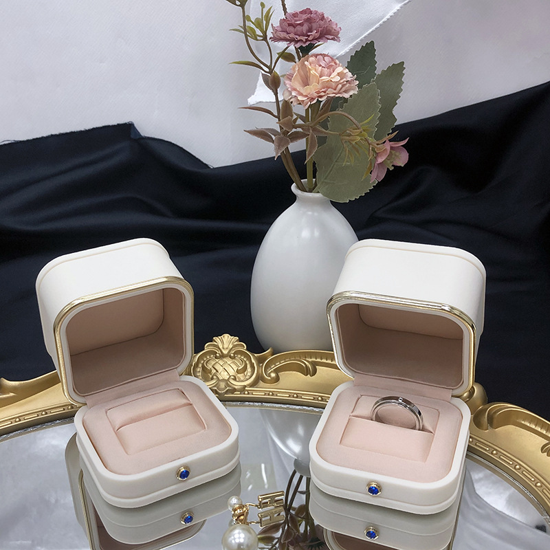 Source Manufacturer White Rounded Pu Gold Buckle Gold Edge Jewelry Box Jewelry Storage Box Fashion Jewelry Ring Gift Box