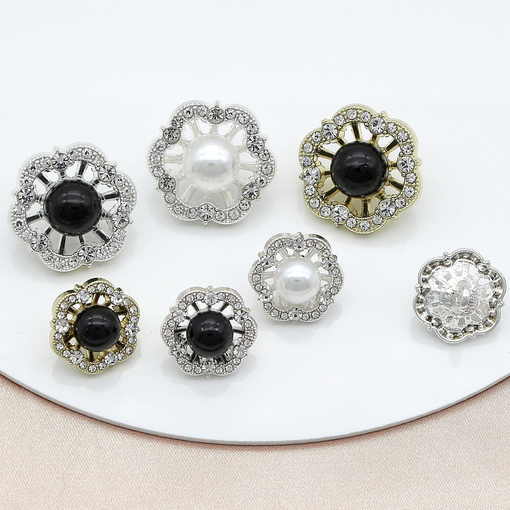 Wife of shop-owner recommend season hot alloy bottom flower shape black and white pearl button coat clothing accessories