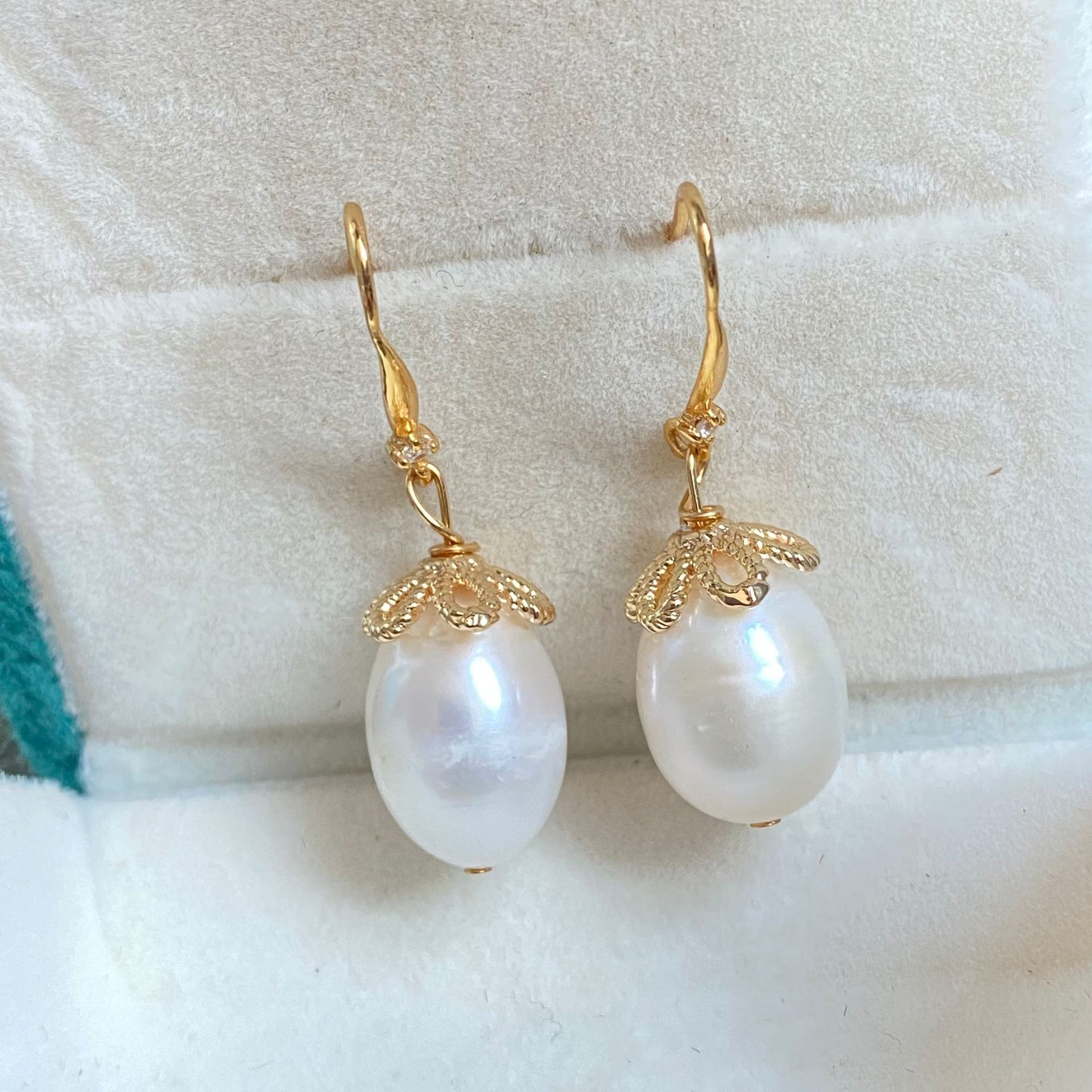 Picture of S925 Sterling Silver Natural Freshwater Pearl Ear Hook French Retro Style Earrings Simple Atmospheric All-match Princess Style Earrings