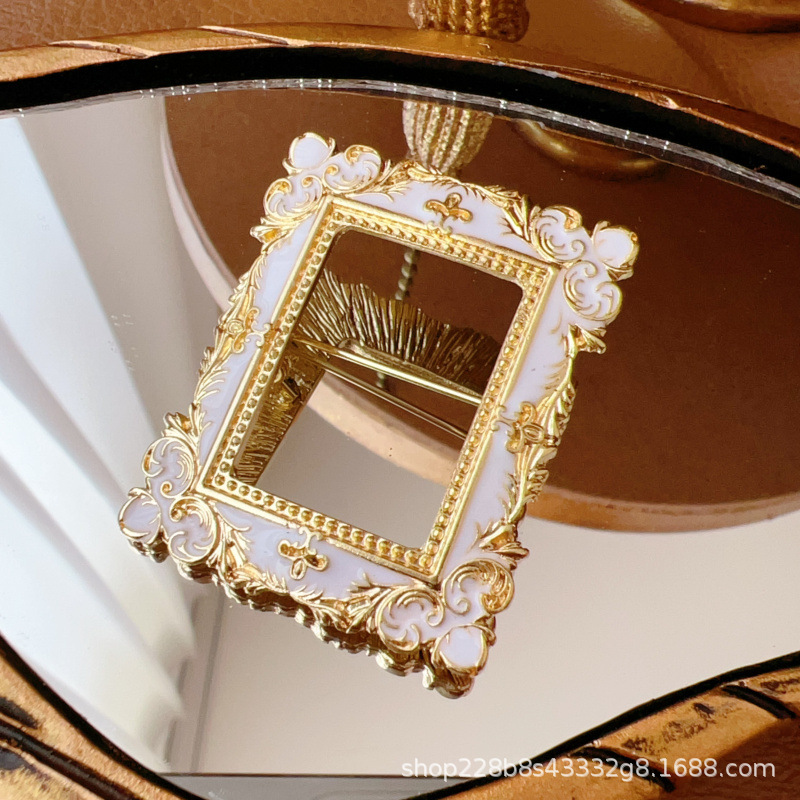 Picture of Palace Photo Frame Brooch Pin Embossed Exquisite French Small Simple Pattern Vintage Artistic Baroque David Female