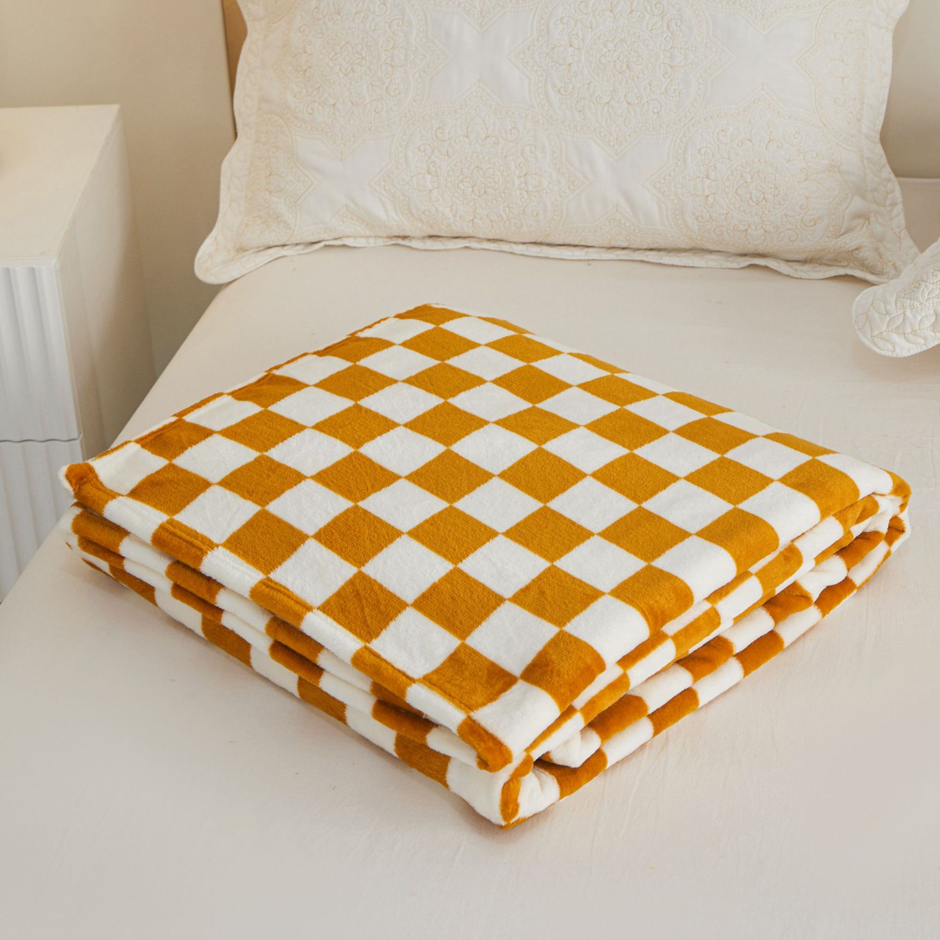 Picture of New Checkerboard Flannel Blanket Thickened Milk Blanket Coral Fleece Nap Blanket Foreign Trade Gift Blanket Wholesale
