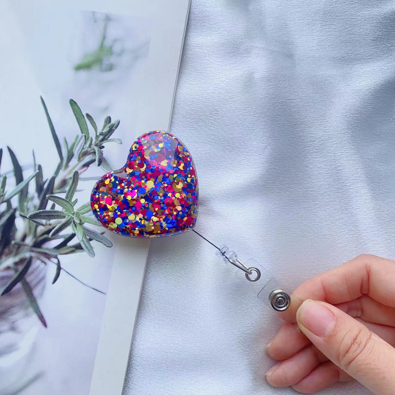 Picture of Amazon New Glitter Sequins Easy Pull-up Buckle 360 Rotating Alligator Clip Heart-shaped Brand Work Permit Easy to Pull