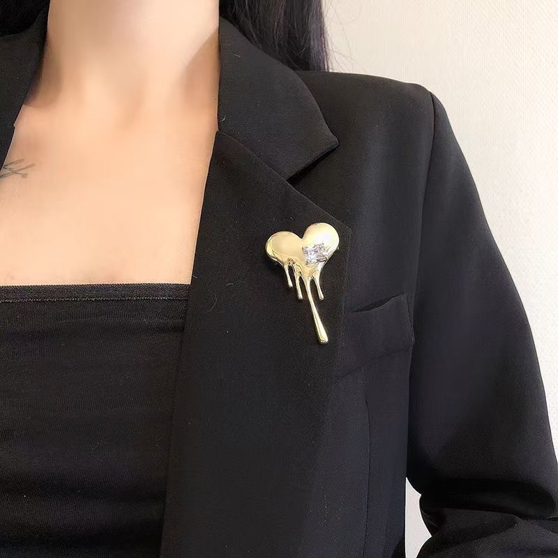 Picture of High-end Shining Brooch Copper Alloy Diamond Love Heart Corsage Suit Jacket Accessories Men's and Women's Anti-Light Collar Pin Pin