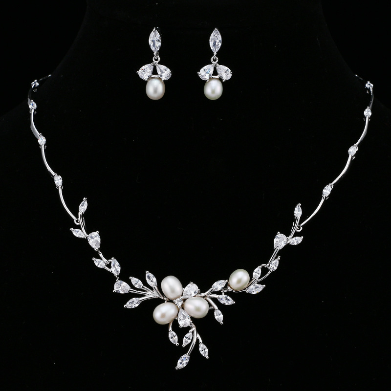 Korean Fashion Elegant Zircon Pearl Necklace Small Earrings Set Hot Sale Wedding Dress Jewelry Hot Sale