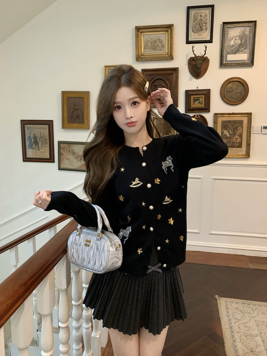 Picture of Pony Jacquard Knitted Cardigan New Fashion Sequin Pearl Button Design Top Women's Style Jacket
