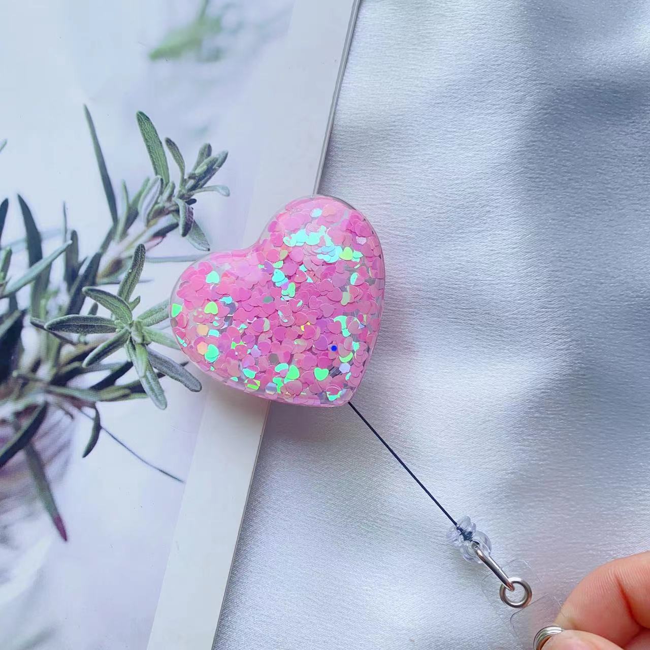 Picture of Amazon New Glitter Sequins Easy Pull-up Buckle 360 Rotating Alligator Clip Heart-shaped Brand Work Permit Easy to Pull
