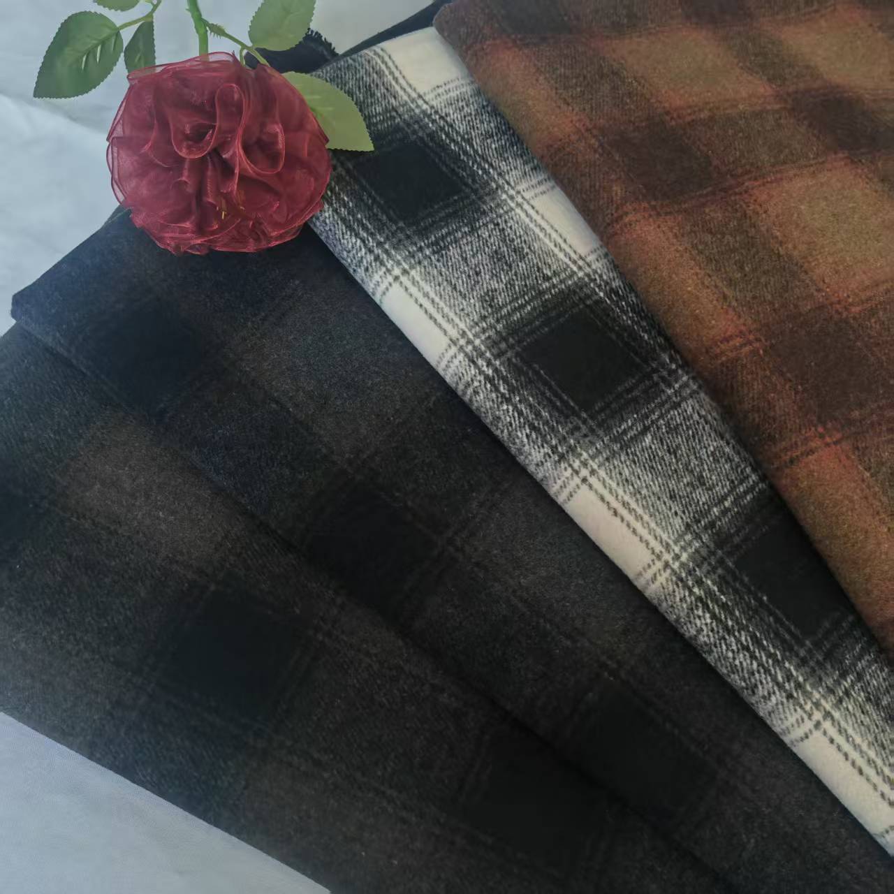 Shaoxing Manufacturer Has 25 New Autumn and Winter Plaid Coats, Fashion Shoes, Hats, Bags, Wheat Woolen Fabrics in Stock