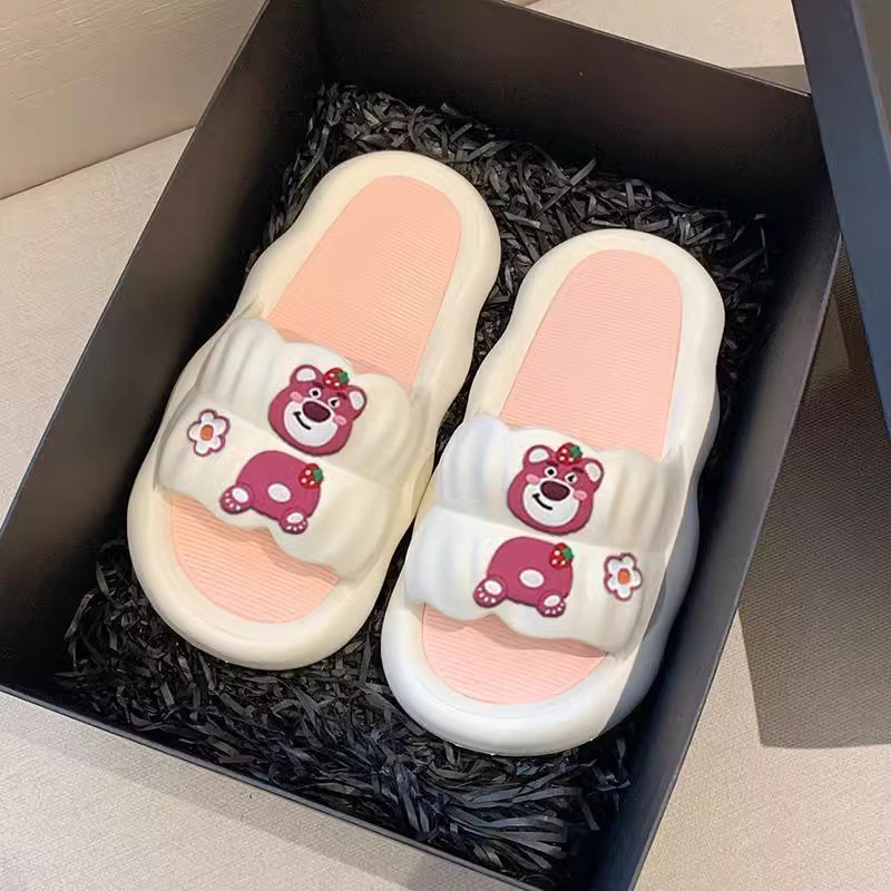 Picture of Strawberry Bear Slippers Women's 2024 New Summer Outerwear Couple Ins Shit-Feeling Home Indoor Sandals Deodorant