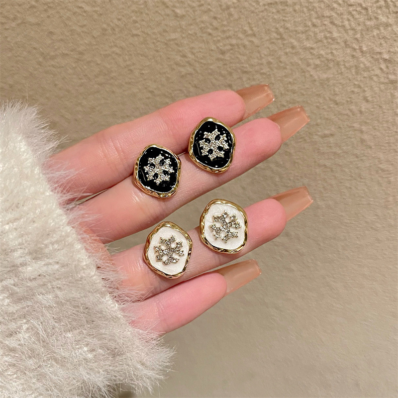 South Korea Dongdaemun elegant snowflake earrings retro high-grade light luxury earrings black and white 925 silver needle earrings wholesale