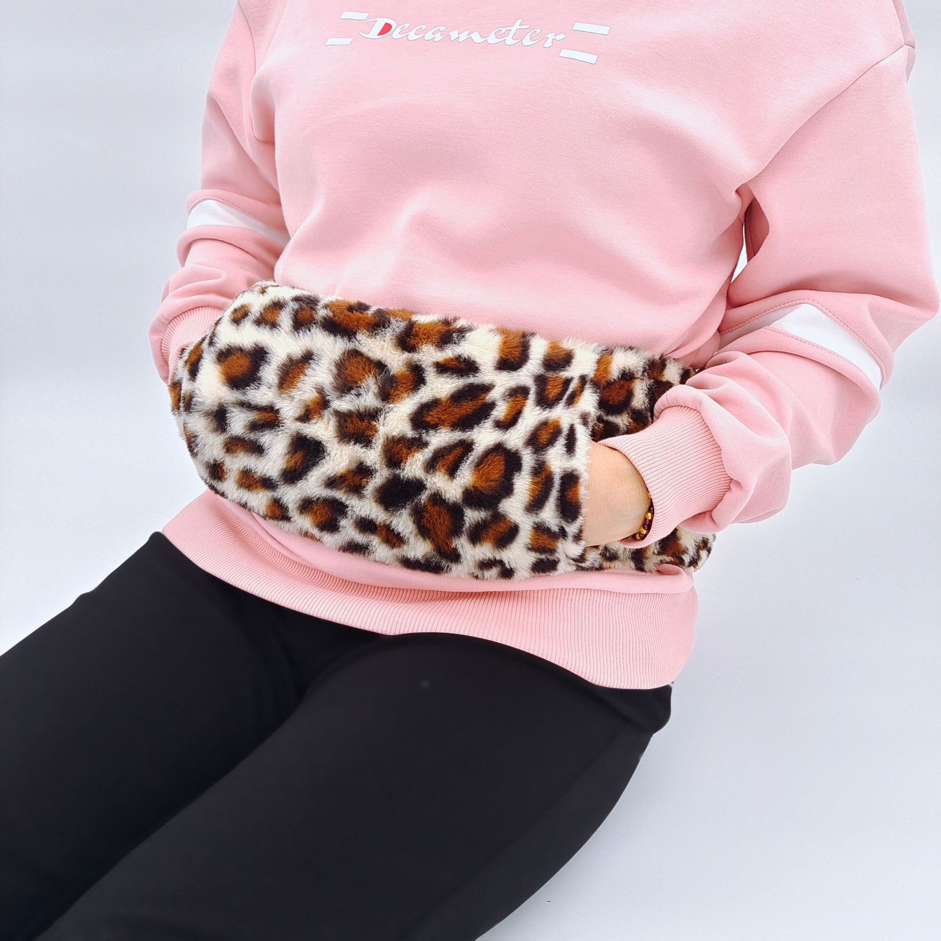 Picture of Wholesale British neck protection filling water bag warm cervical rubber U-shaped warm water bag removable cloth cover hot water bag spot