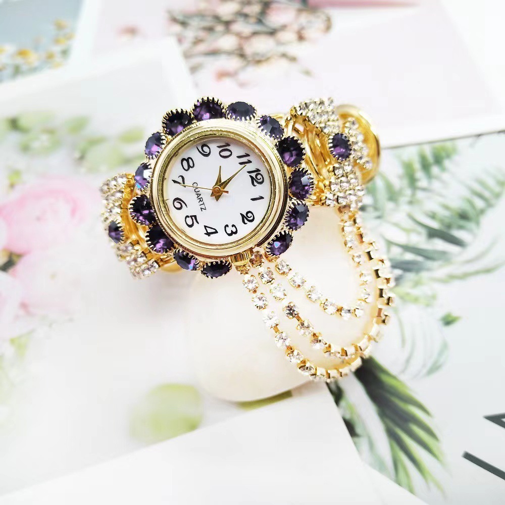 Picture of TikTok New Korean Style Women's Diamond Elegant Quartz Watch Fashion Alloy Bracelet Watch Women's in stock Wholesale