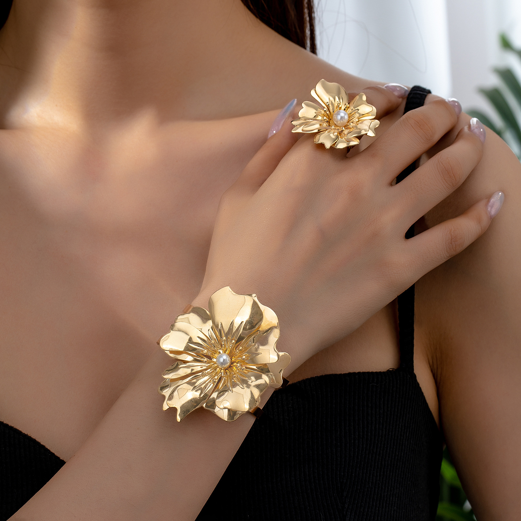 One New Artistic Fashion Distinctive Flower Bracelet and One Elegant Retro Flower Ring Women's Suit