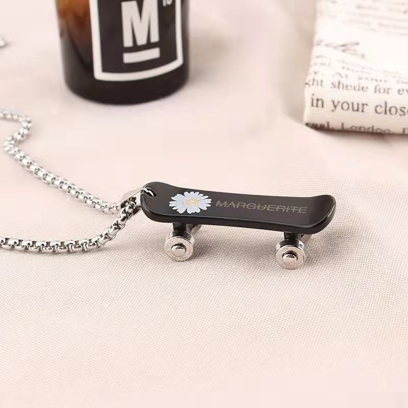 Picture of Hip-Hop Daisy Scooter Necklace Trendy Unisex Personality Simple Pendant Sweater Chain Accessories Skateboard Trend