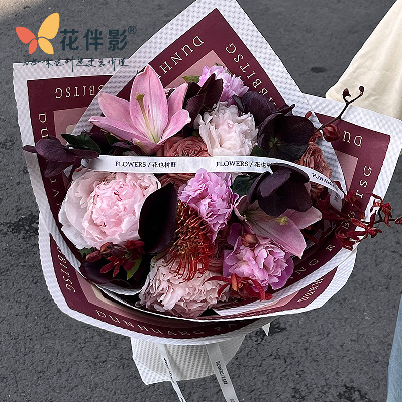 Pentagram bouquet exotic wind flourishing Dunhuang three rabbit common ear wrapping paper national tide flowers wrapping paper floral materials