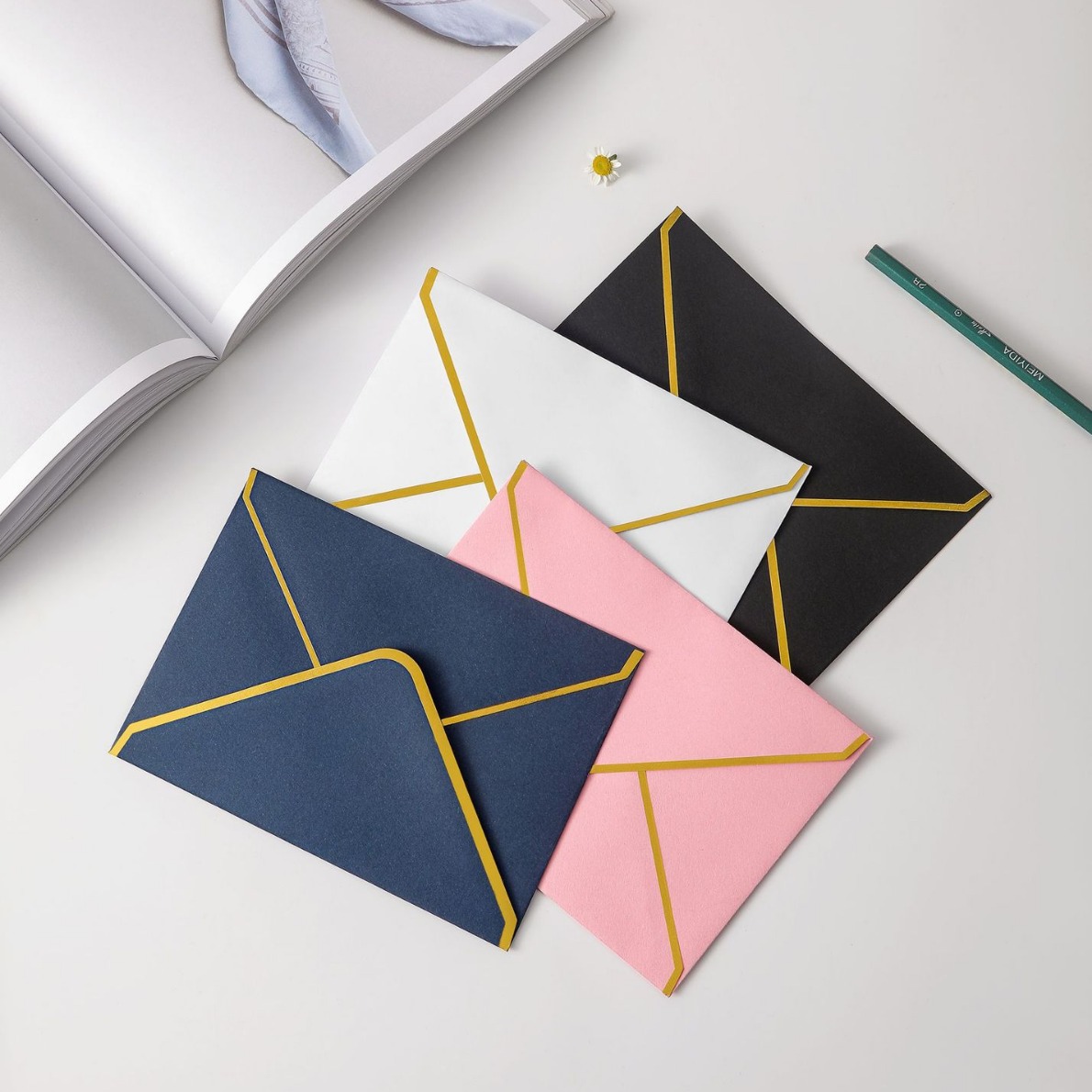 Picture of Western-style triangle bronzing envelope diamond colored gummed paper Pearl paper business invitation can add logo factory wholesale