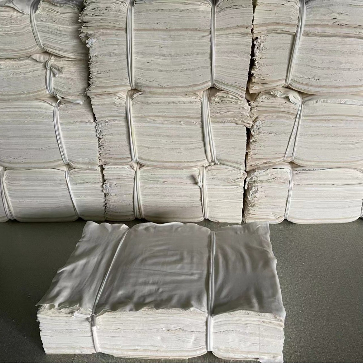Picture of Cotton Machine Wiping Cloth Standard Size Rag Pure White Water-Absorbent Oil-Absorbing Dust-Free Industrial Pure Cotton Lint-Free Machine Wiping Cloth