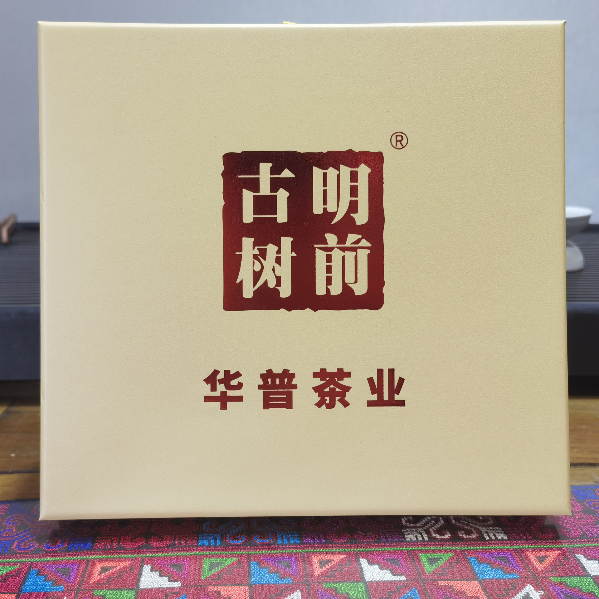 Pu 'er tea source manufacturers general Pu 'er tea raw cooked tea cake gift box 357 grams round cake tea gift gift, etc.