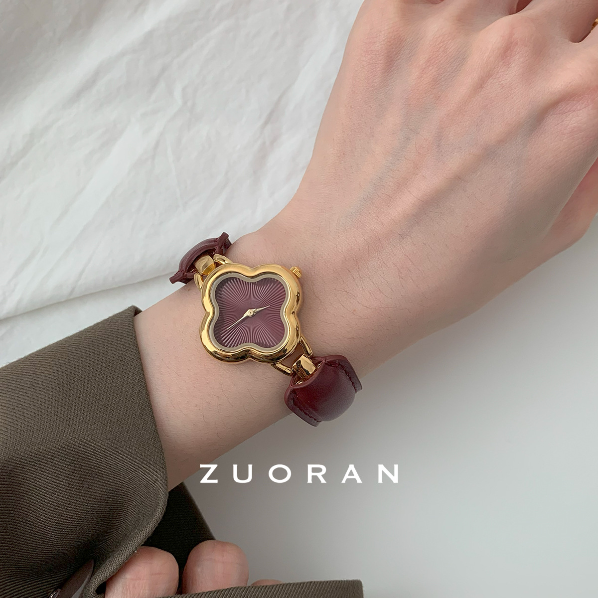 ZUORAN Design Sense Red Four-leaf Clover Leather Women's Quartz Watch Temperament Fashion Women's Watch M121 Live