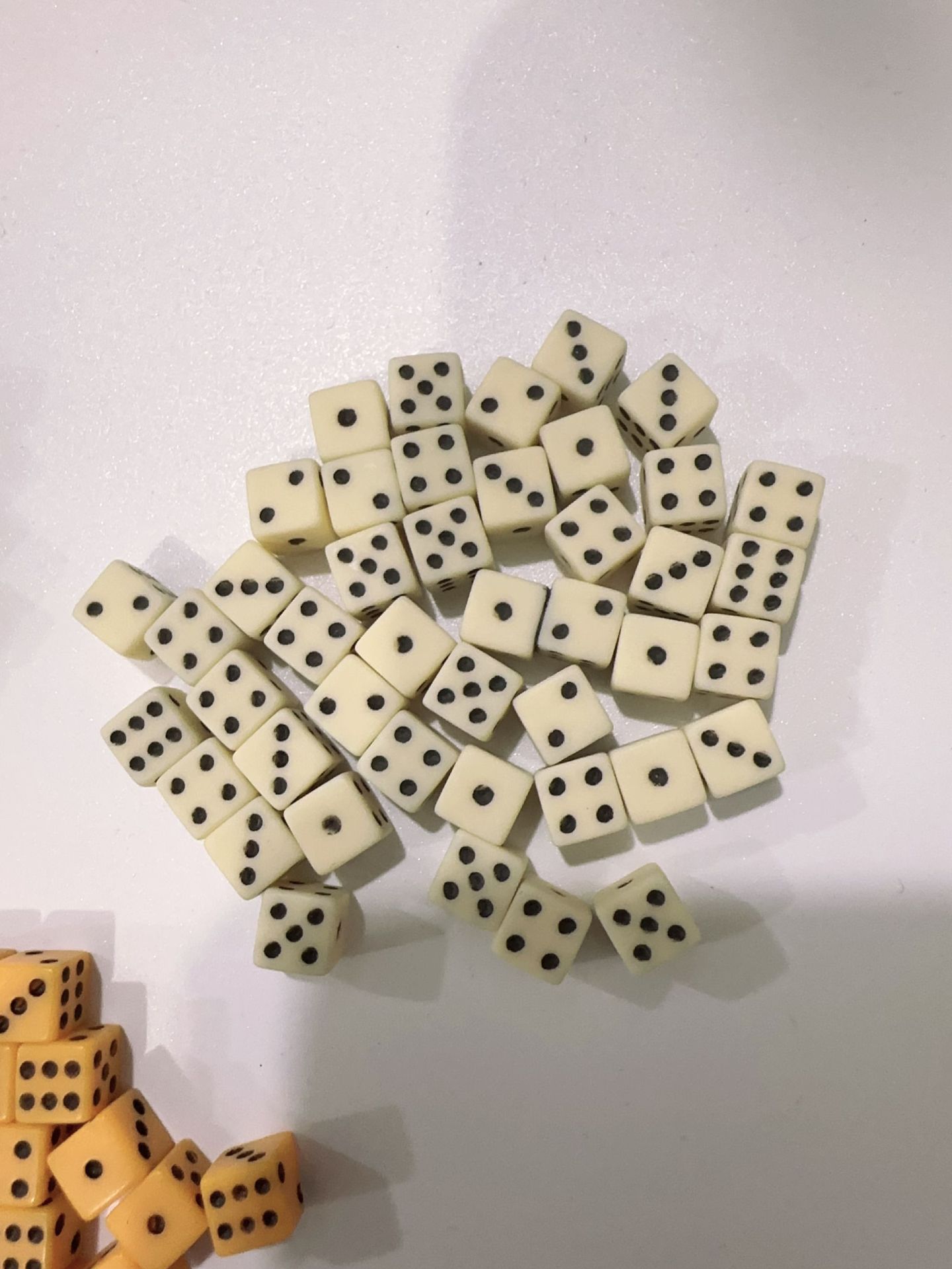 Picture of Yiwu Dege leisure and entertainment supplies direct 8mm new color and 8mm white ordinary color dice