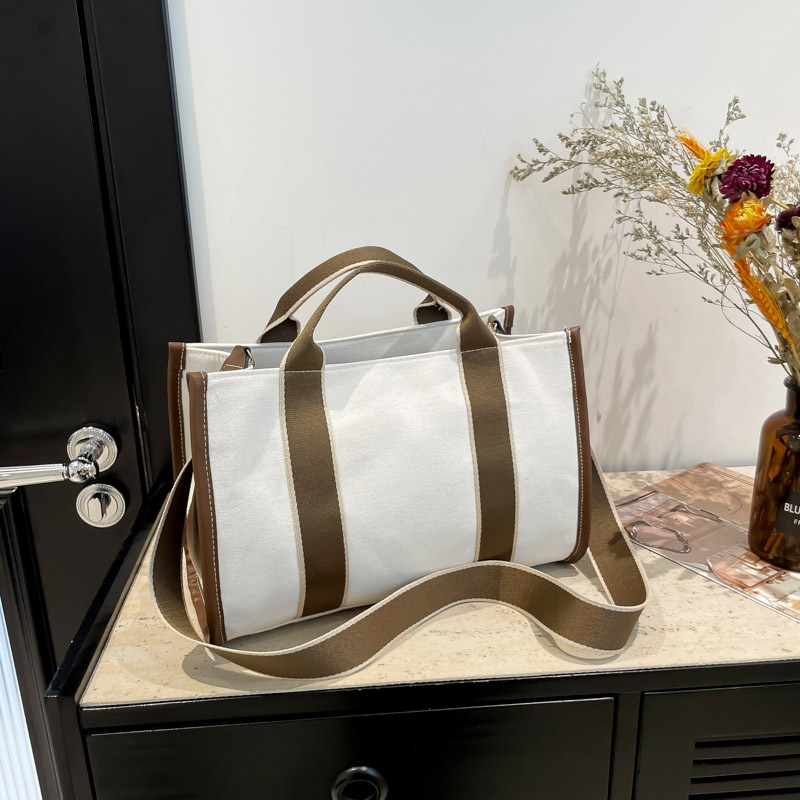 Picture of Niche Design Korean Style Large Capacity Handbag Women's 2024 Winter New Fashion Commuter Shoulder Crossbody Tote Bag