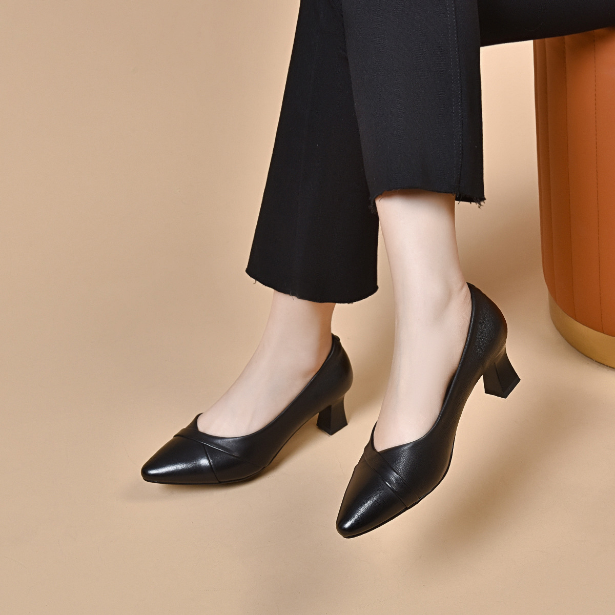 Pointed High Heels Women's 2024 Simple and Generous Sheepskin Work Shoes Mid-Heel Shallow Mouth Shoes