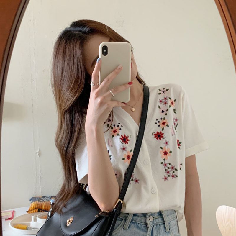 Women's Korean-style floral embroidered short-sleeved sweater
