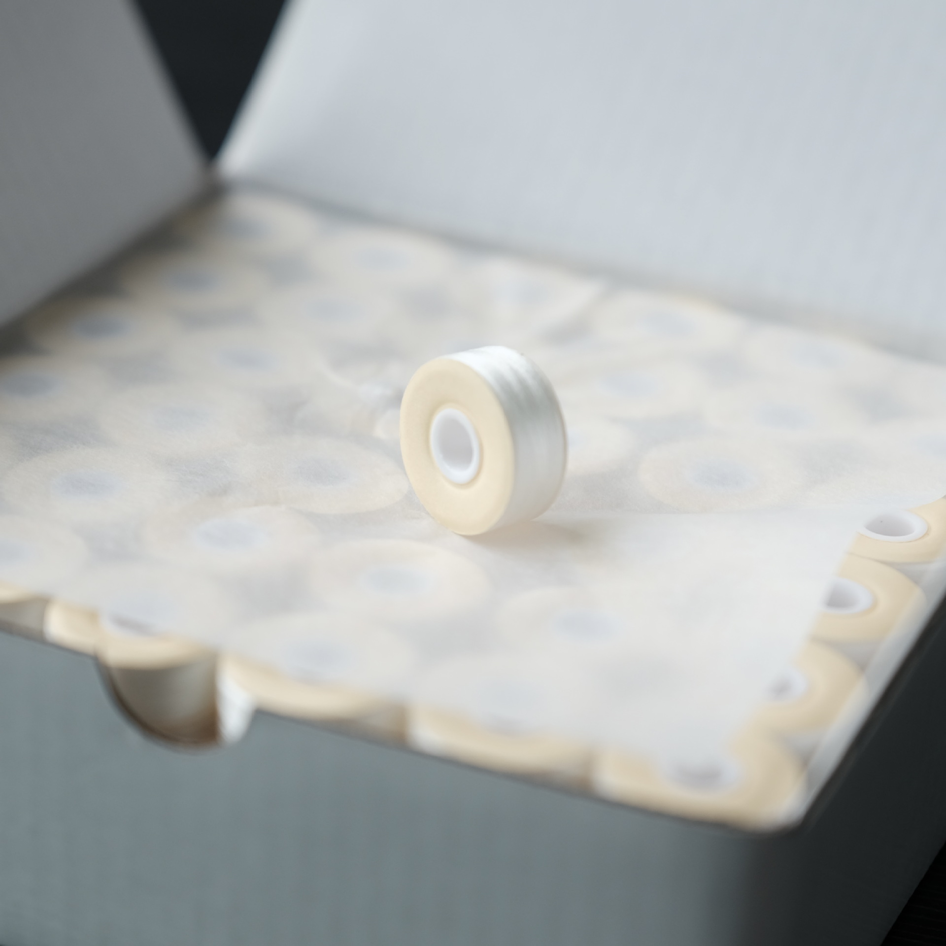 75D/2 white L-shaped paper edge embroidery bottom line Prewound Bobbins Thread Cardboard