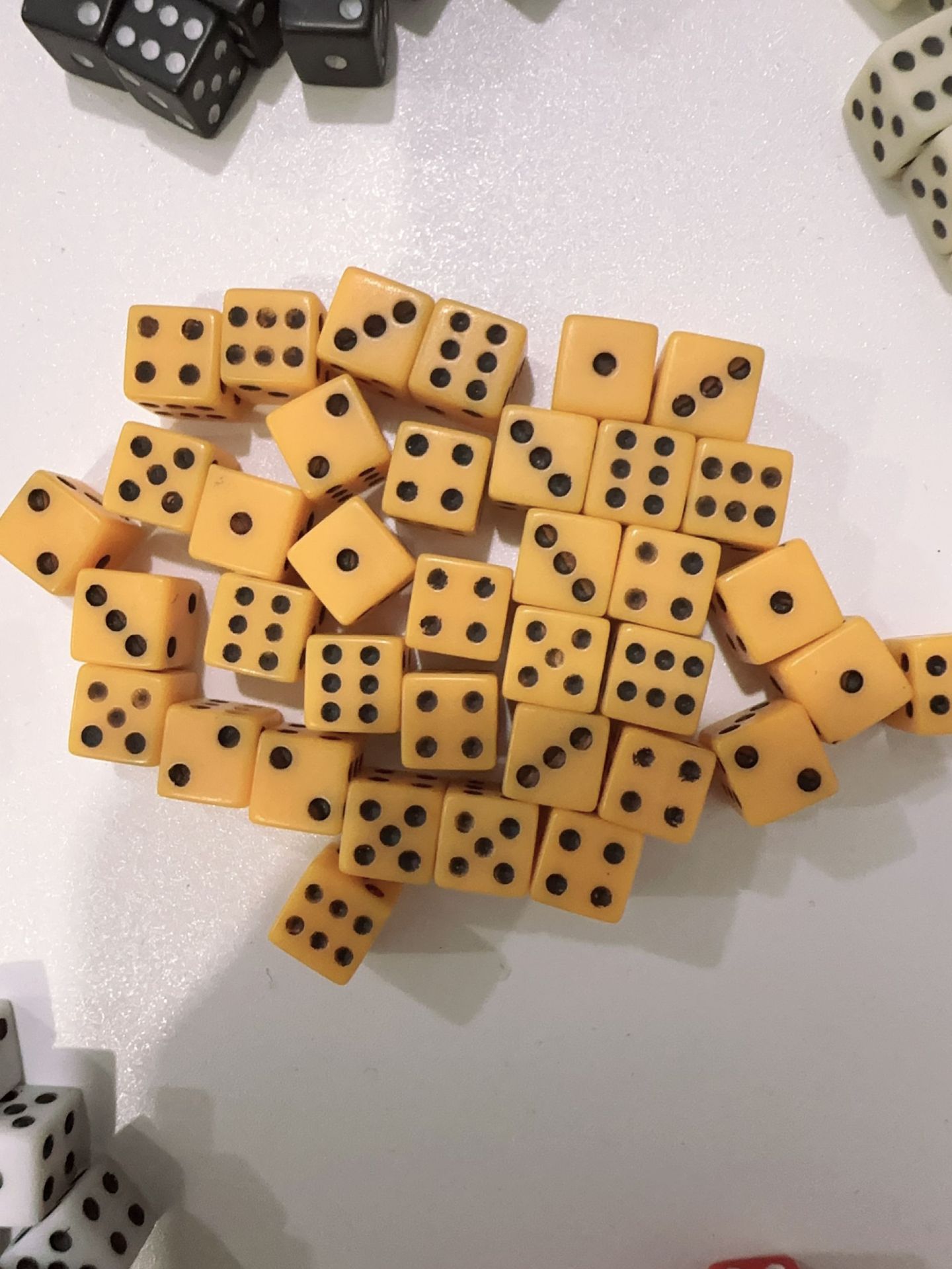 Picture of Yiwu Dege leisure and entertainment supplies direct 8mm new color and 8mm white ordinary color dice