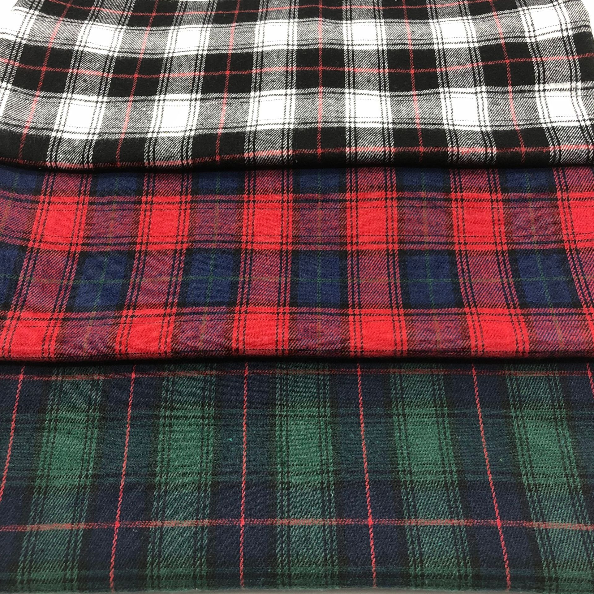 Spot polyester cotton plaid Spring and Autumn Shirt Plaid Fabric 21 pieces of children's clothing women's dyed fabric Cross-border