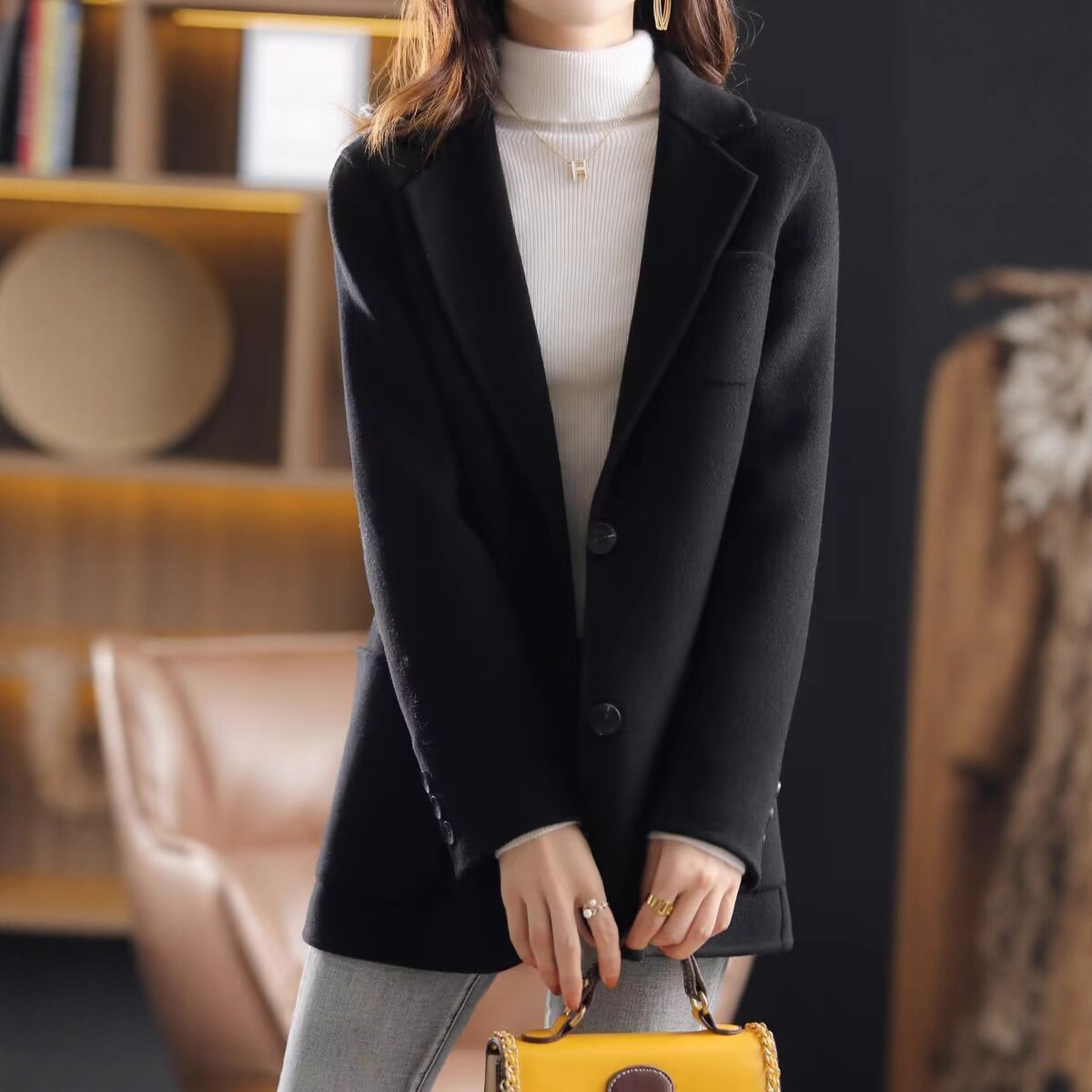 Picture of 2025 New Autumn and Winter Short Woolen Coat for Women, Solid Color Thickened Mid-Length Suit Collar Coat for Women Wholesale
