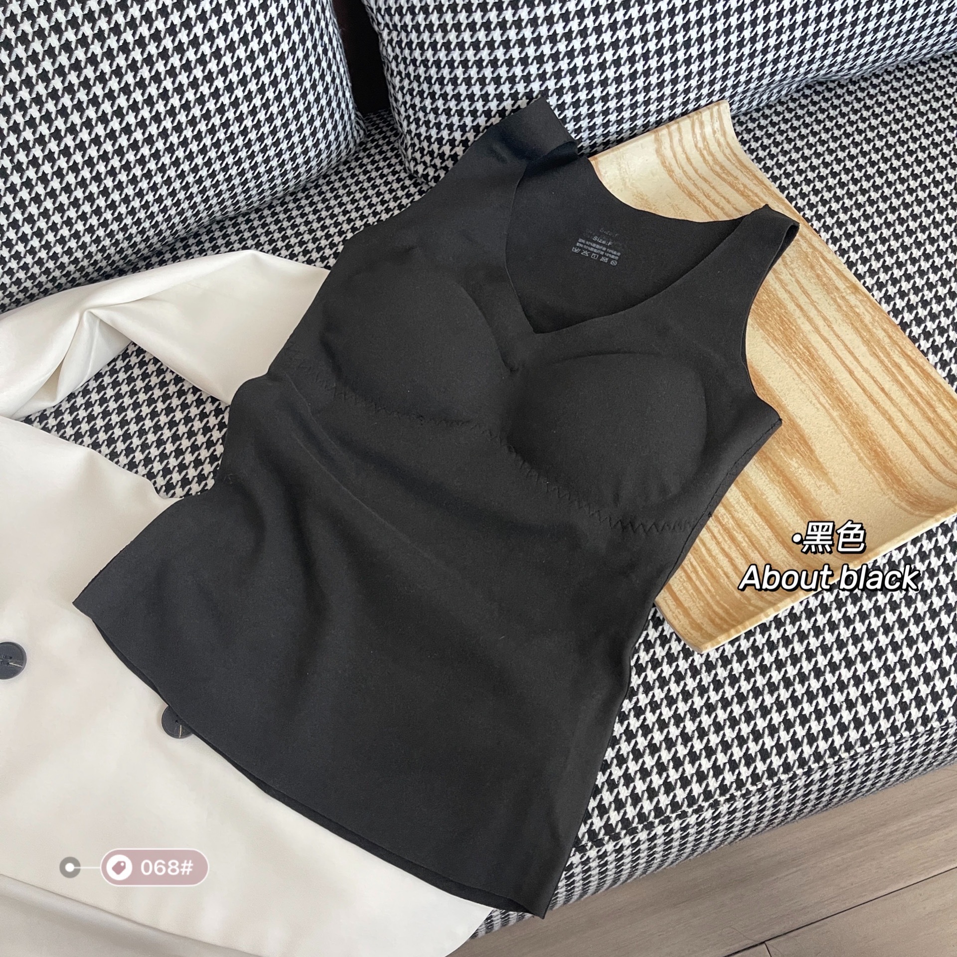 Picture of Autumn and winter New Hot warm vest seamless V-neck flower lace one-piece fixed Cup slim base underwear