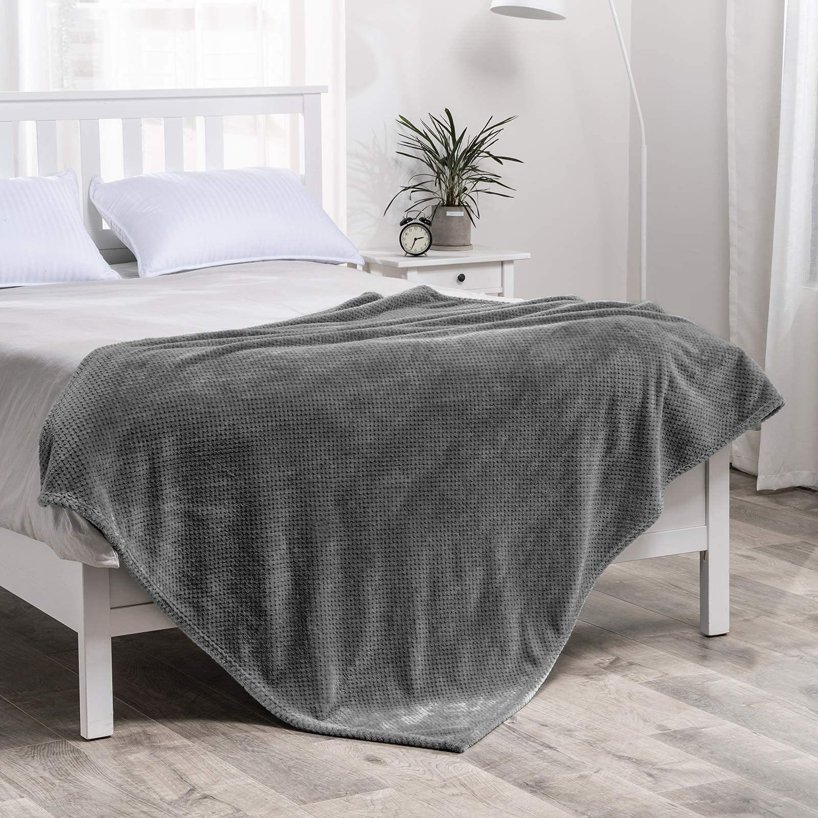 Picture of Cross-border in stock thick solid color pineapple plaid flannel blanket coral fleece sofa blanket air conditioning blanket nap blanket