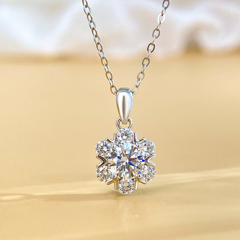 Sterling Silver 925 Romantic Snowflake Moissanite 1 Carat Necklace for Women, Versatile Pendant, Elegant, Simple and High-End Clavicle Chain