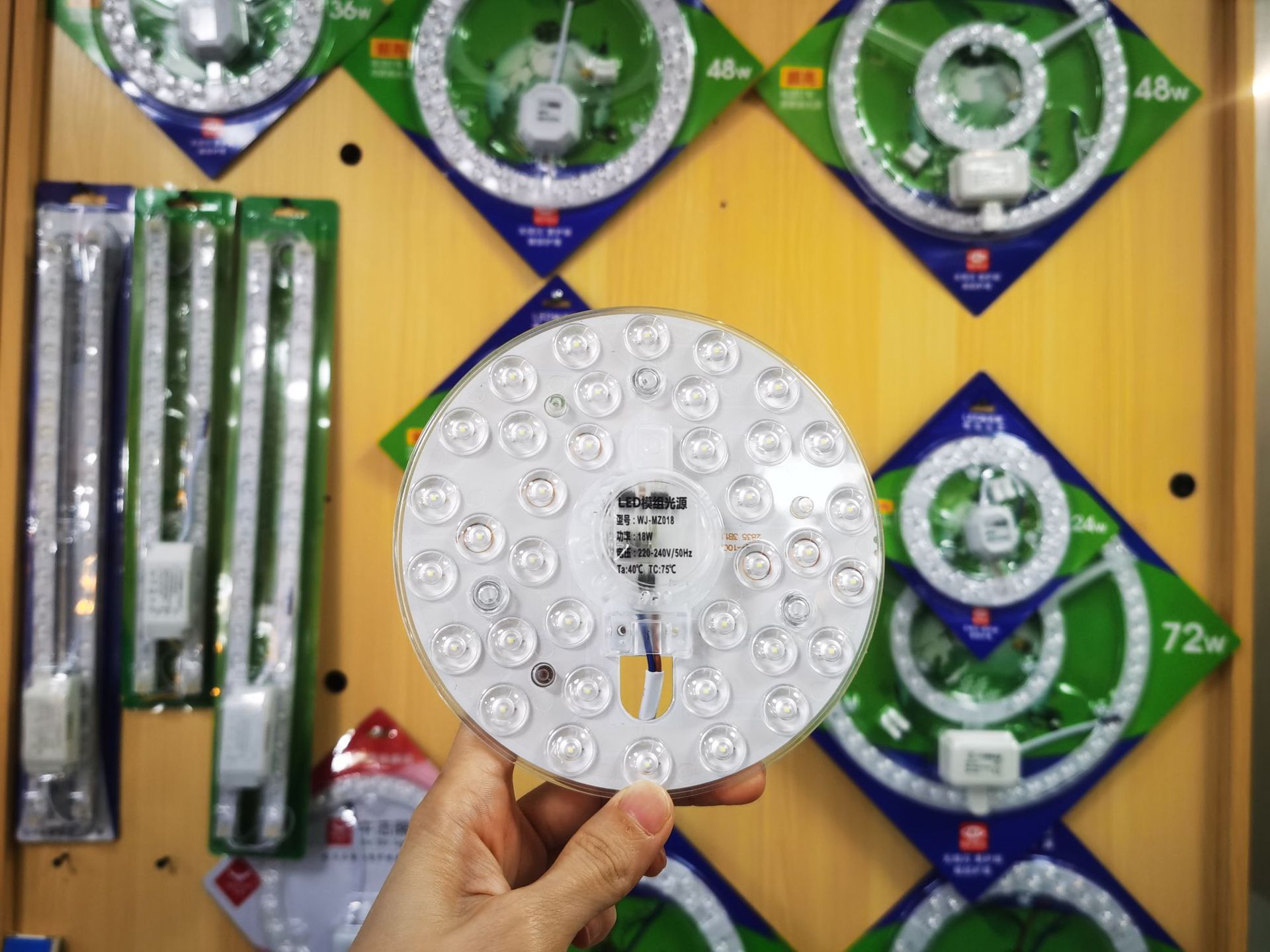 Picture of Ceiling lamp replacement wick led wick round magnetic light source module highlight patch energy-saving led lamp panel