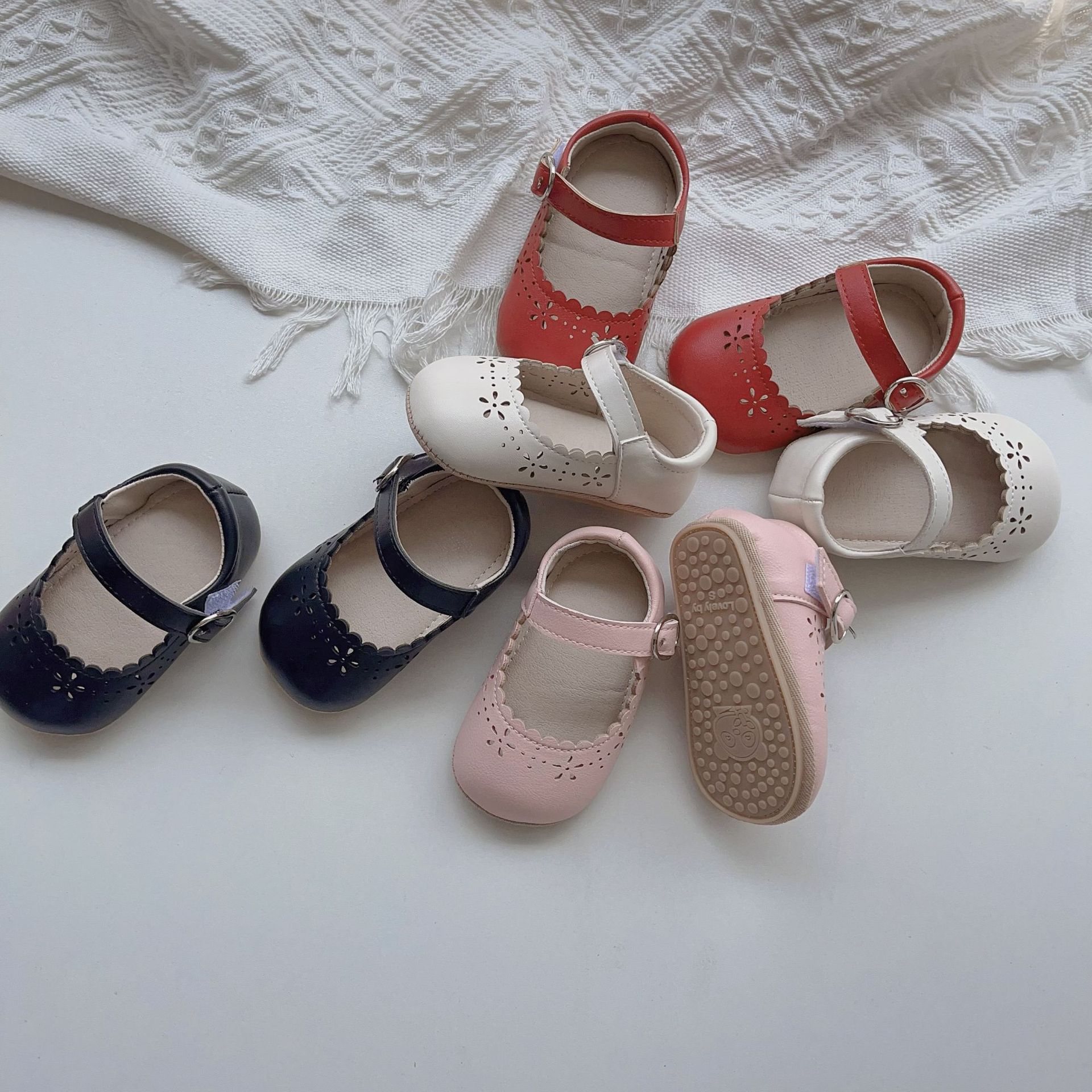 Ins Summer New Baby Toddler Shoes Girls Baby Flower Hollow Soft Bottom Velcro Breathable Non-Slip Sandals
