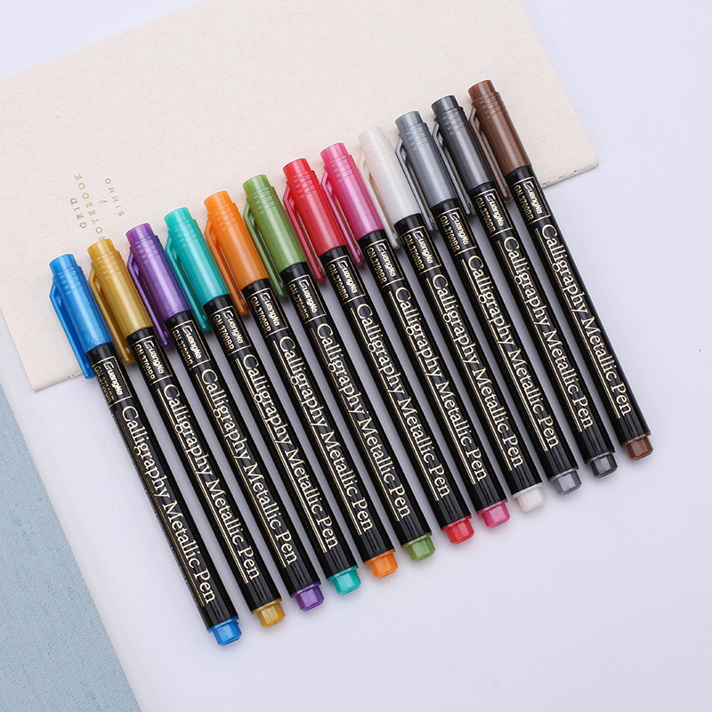 Factory wholesale wide accept color graffiti pen 3700 soft head 12 color DIY photo album Black card pen metal color marker pen
