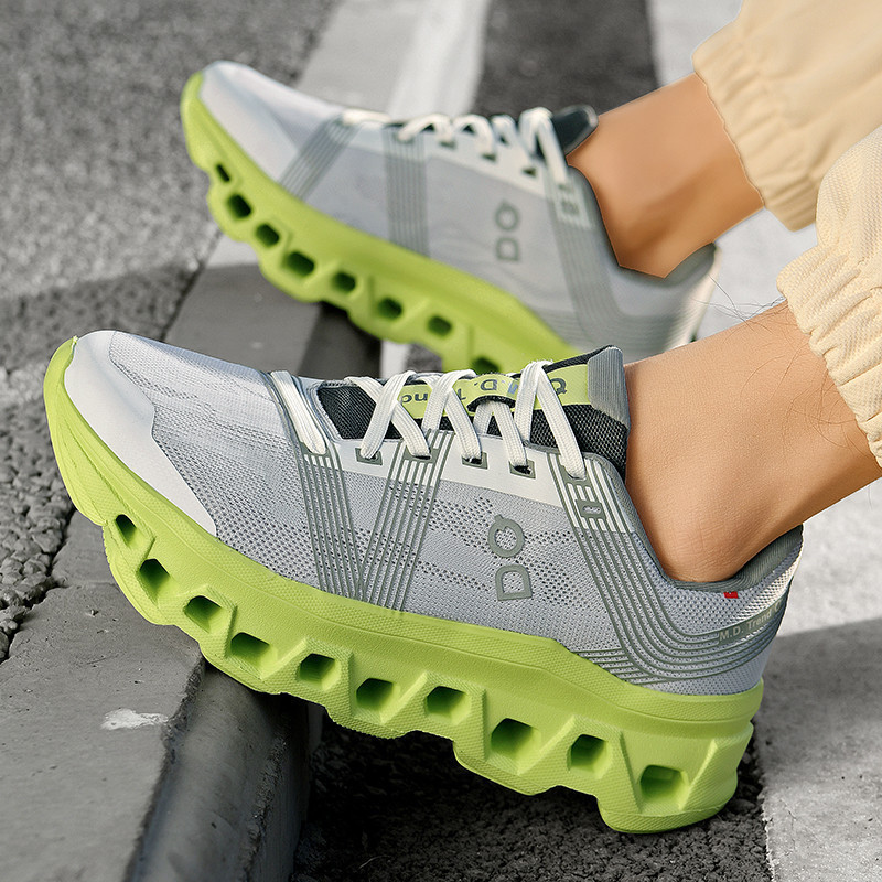 2025 spring lightweight breathable running shoes fashion cushioning men's casual sneaker fashion Korean version of soft bottom running shoes