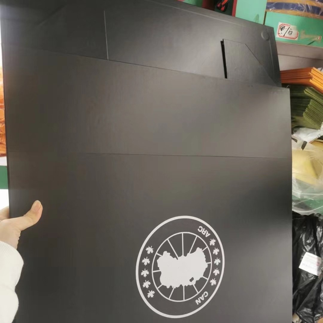 In-Stock Big-Name Goose down Jacket Packaging, Extra-Large Magnetic Folding Gift Box, Dustproof Cloth Bag in Stock